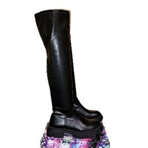 knee high black boot